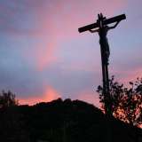 ...un crocifisso che si staglia nel cielo avvolto dal tramonto
